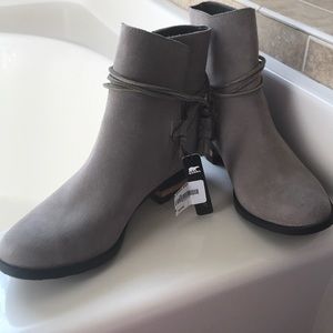 New with tags Sorel Farrah short boot